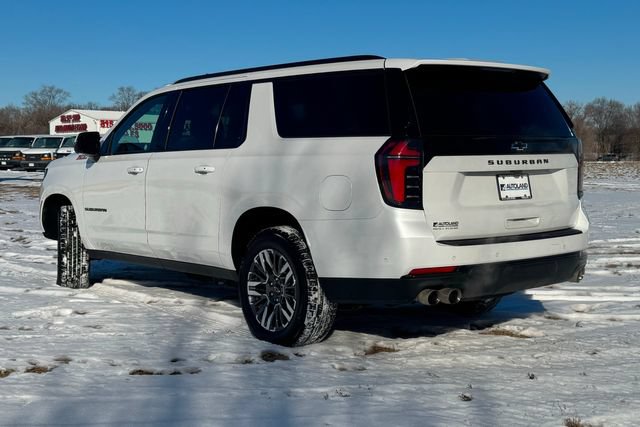 Used 2025 Chevrolet Suburban Z71 AWD/4WD image 3