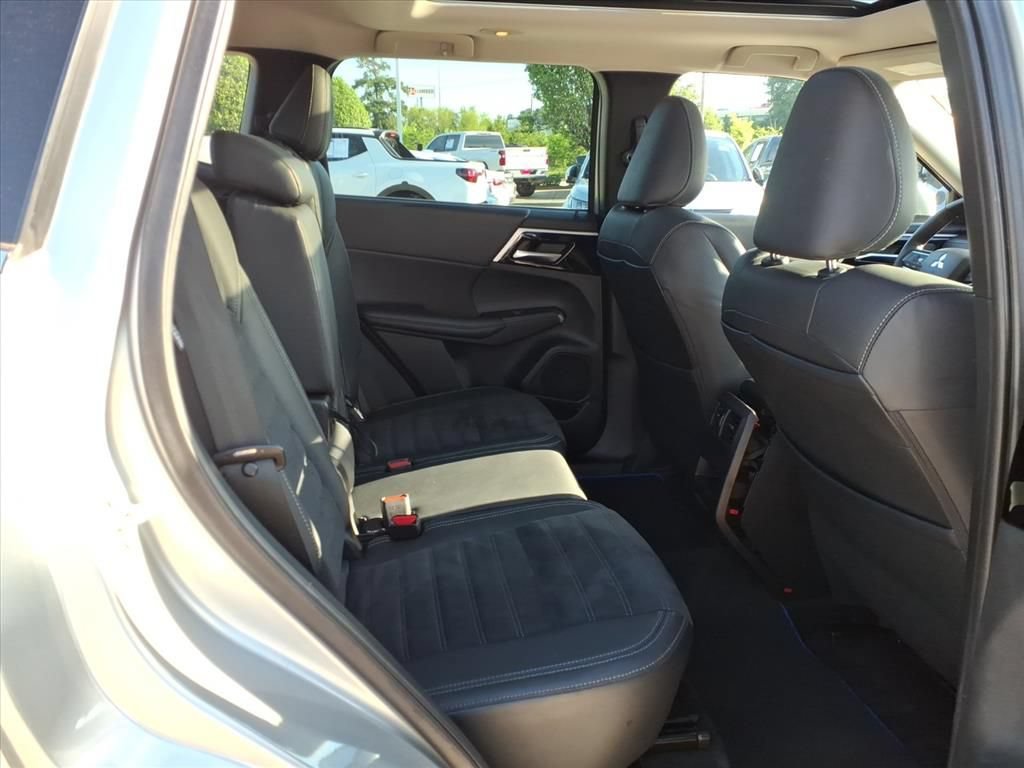 Used 2023 Mitsubishi Outlander 4WD Plug-In Hybrid image 15