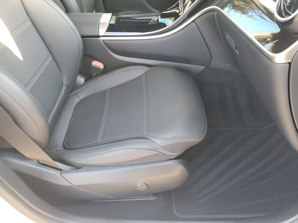 Used 2025 Mercedes-Benz GLC 300 4MATIC image 16