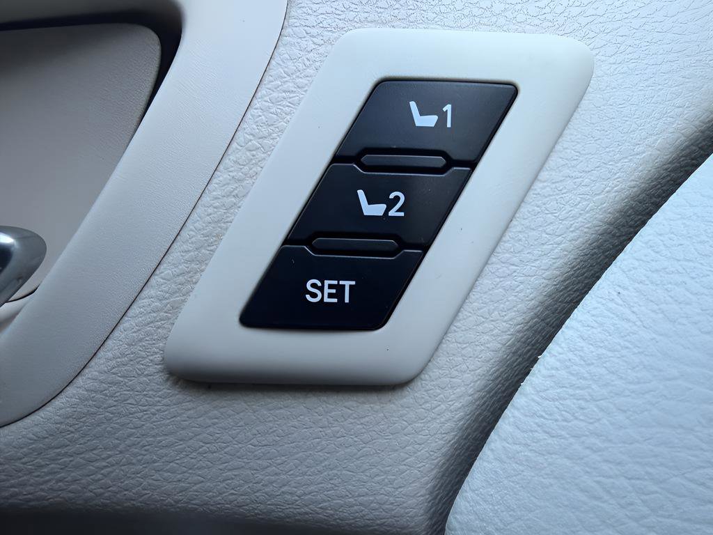 Used 2023 Toyota Sienna Platinum image 24
