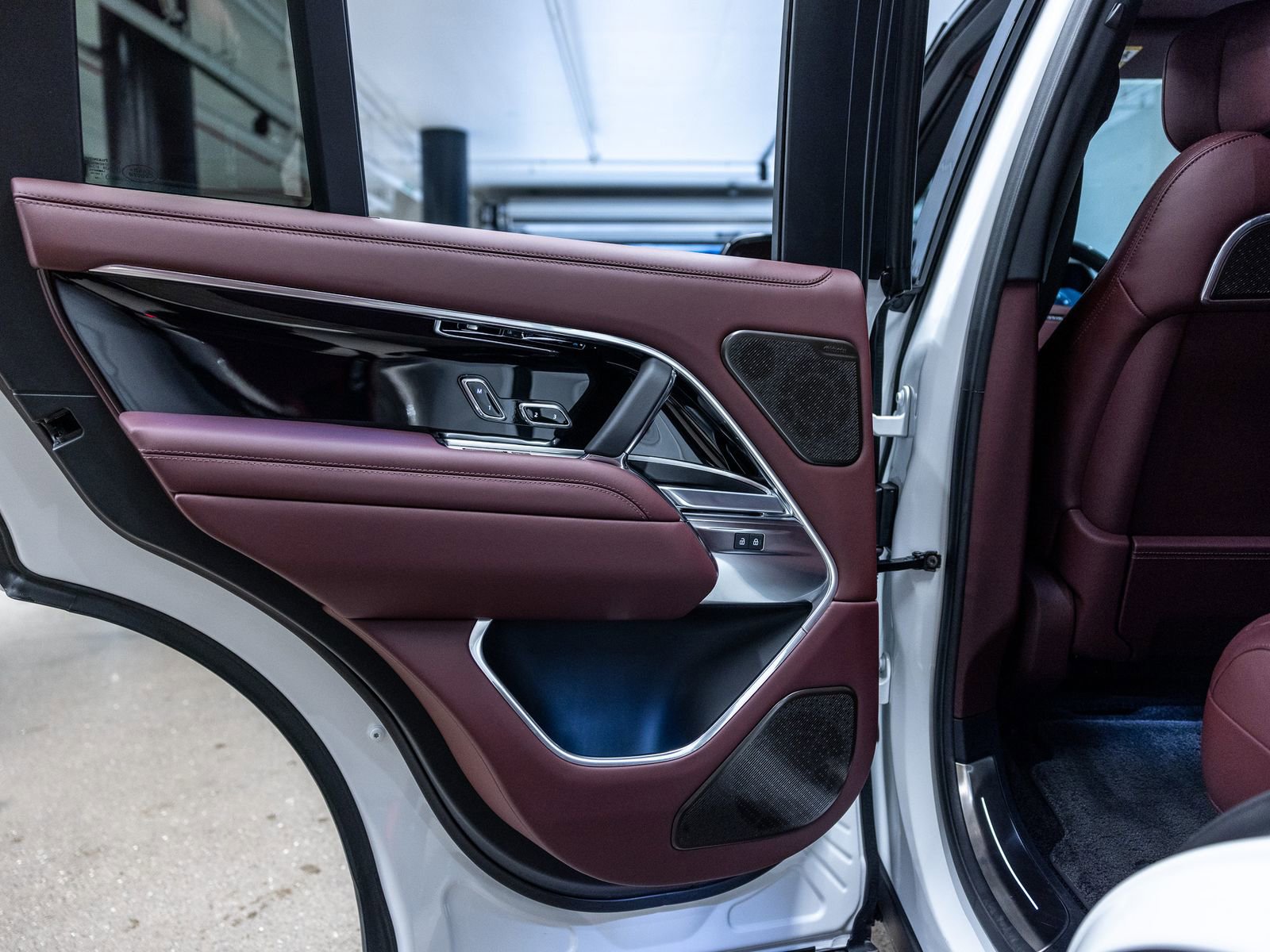 Used 2025 Land Rover Range Rover Autobiography image 36