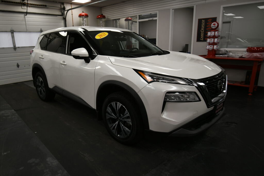 Used 2021 Nissan Rogue SV image 2