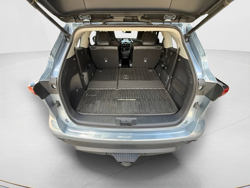 Used 2022 Toyota Highlander XLE AWD/4WD image 24