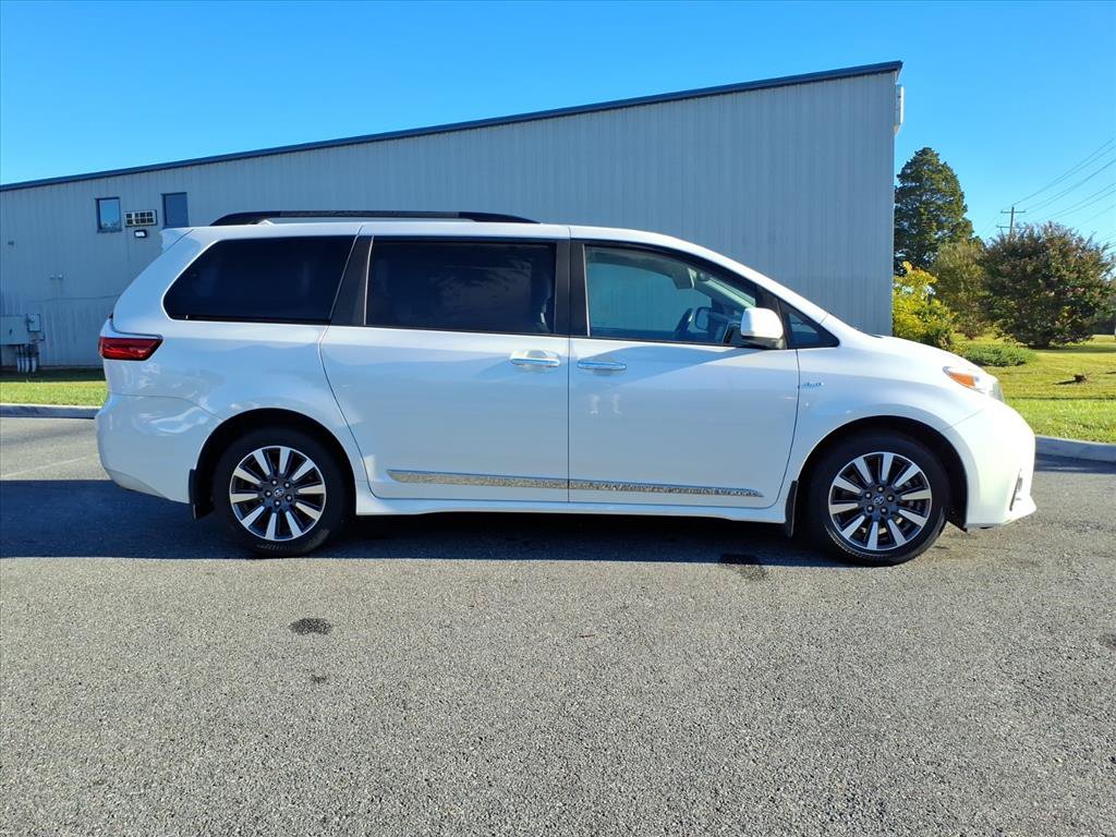 Used 2018 Toyota Sienna XLE AWD/4WD image 3