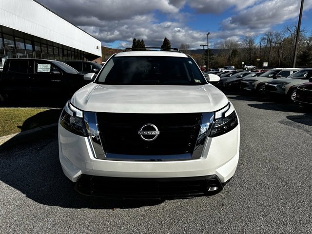Used 2024 Nissan Pathfinder SV image 2