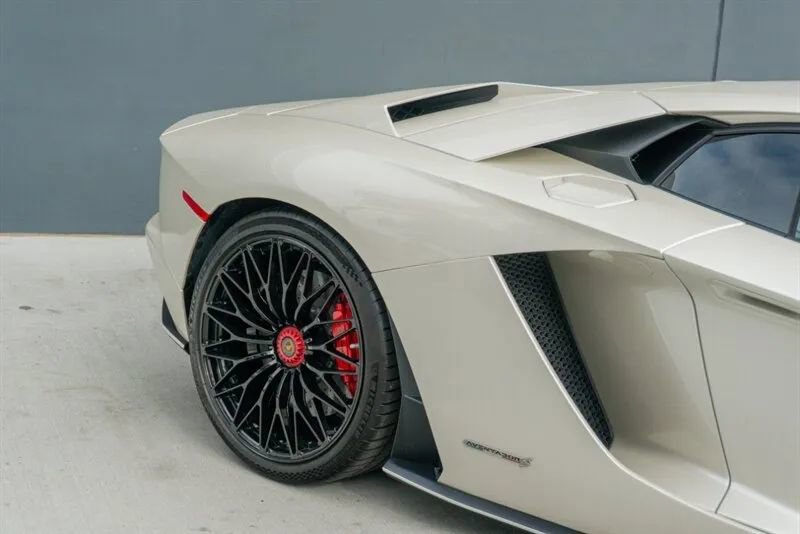 Used 2017 Lamborghini Aventador S image 40