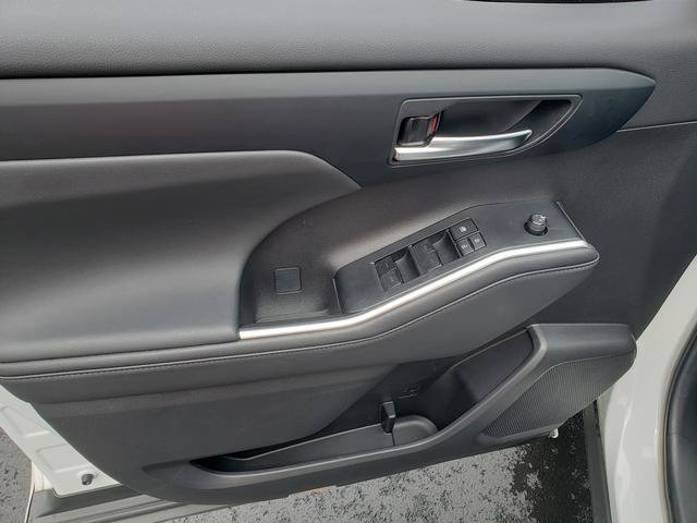 Used 2024 Toyota Highlander XLE AWD/4WD image 12
