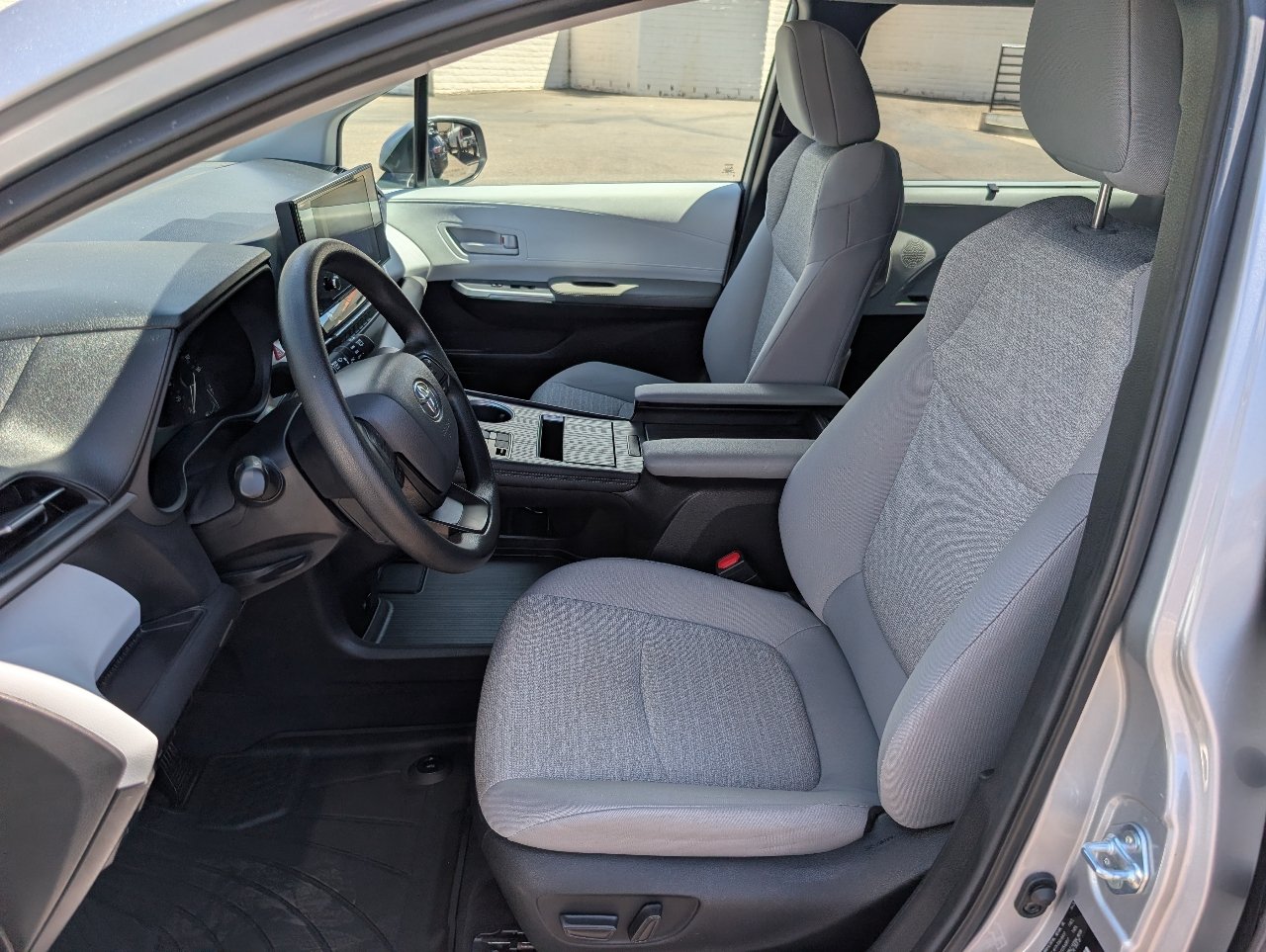 Used 2025 Toyota Sienna LE FWD image 2