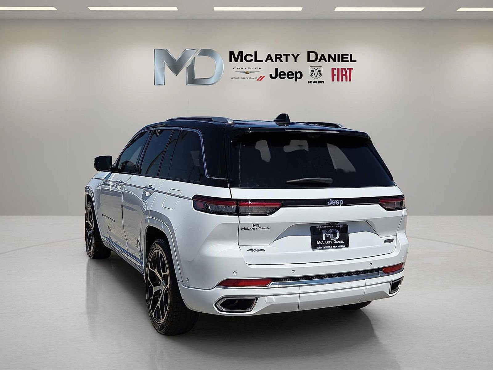 Used 2023 Jeep Grand Cherokee Summit AWD/4WD image 4