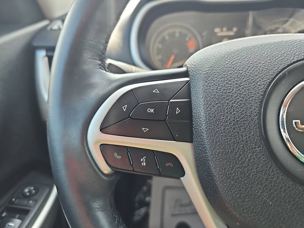 Used 2018 Jeep Cherokee Latitude Plus w/ Comfort/Convenience Group FWD image 17