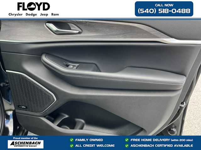 New 2025 Jeep Grand Cherokee Limited w/ Black Appearance Package image 31