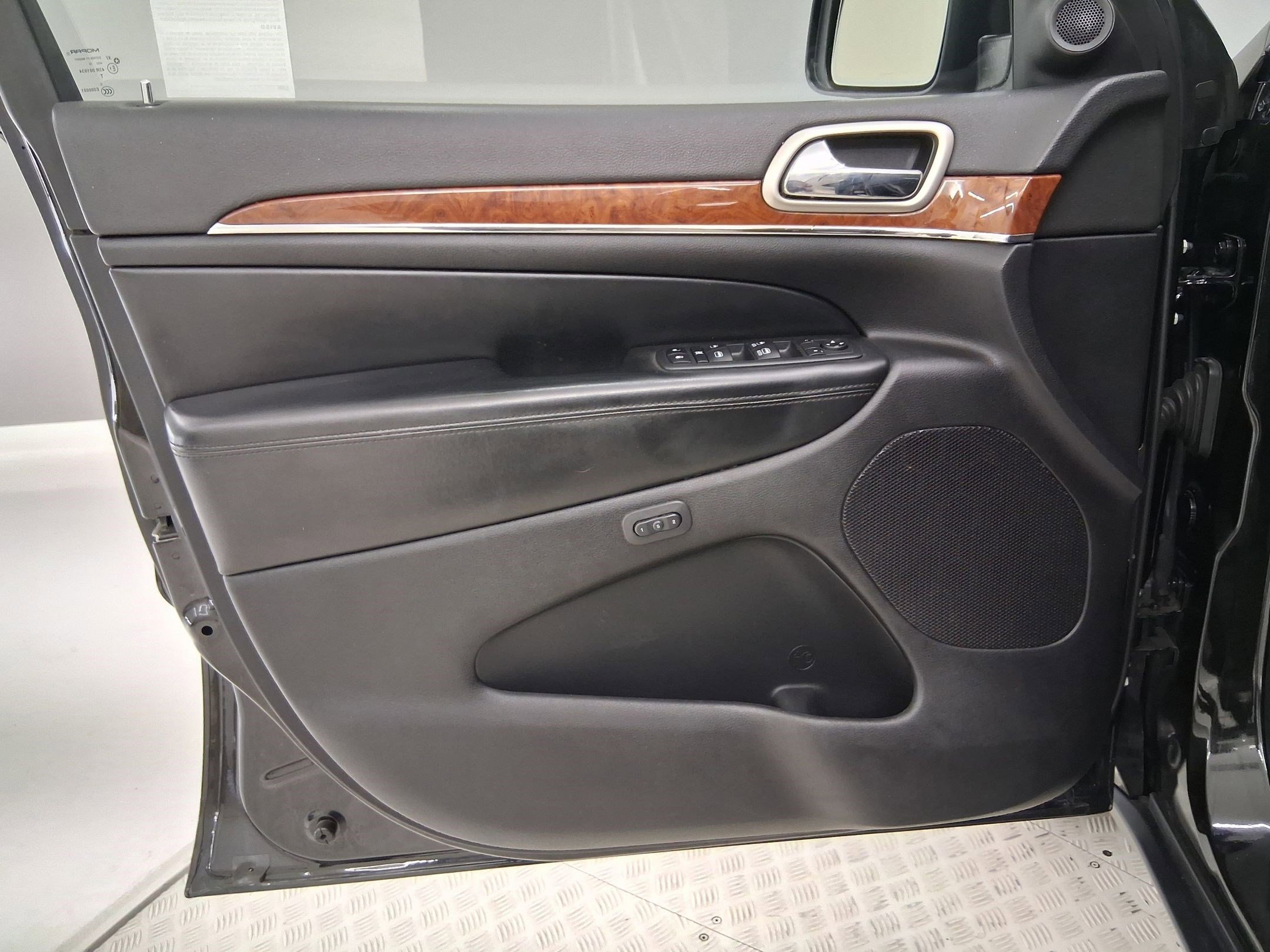 Used 2011 Jeep Grand Cherokee Limited RWD image 12