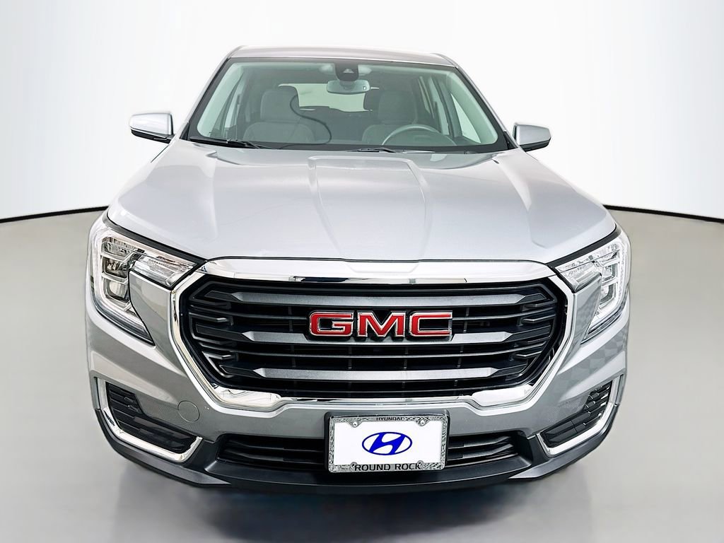 Used 2024 GMC Terrain SLE image 2