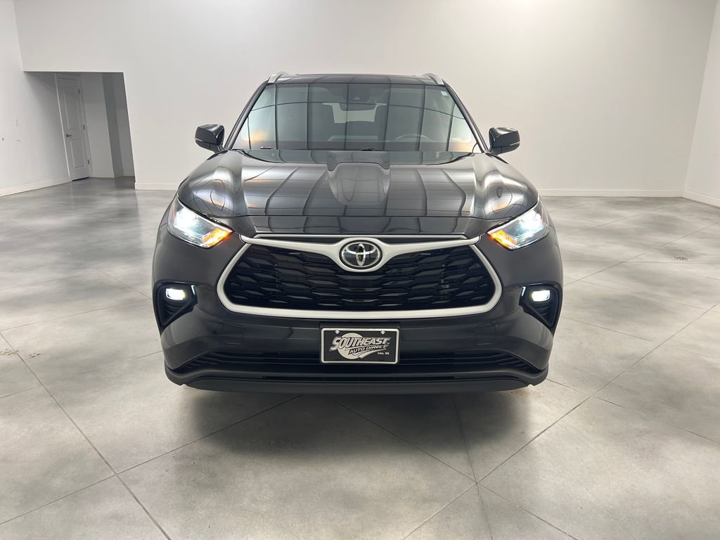 Used 2025 Toyota Highlander XLE FWD image 2