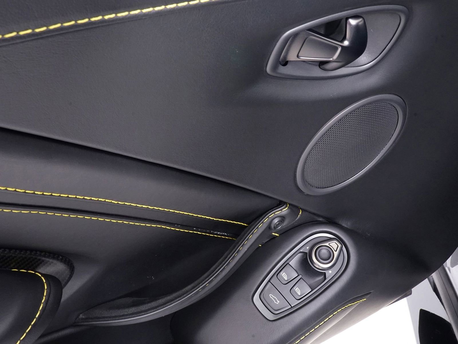 Used 2019 Aston Martin V8 Vantage Coupe image 31