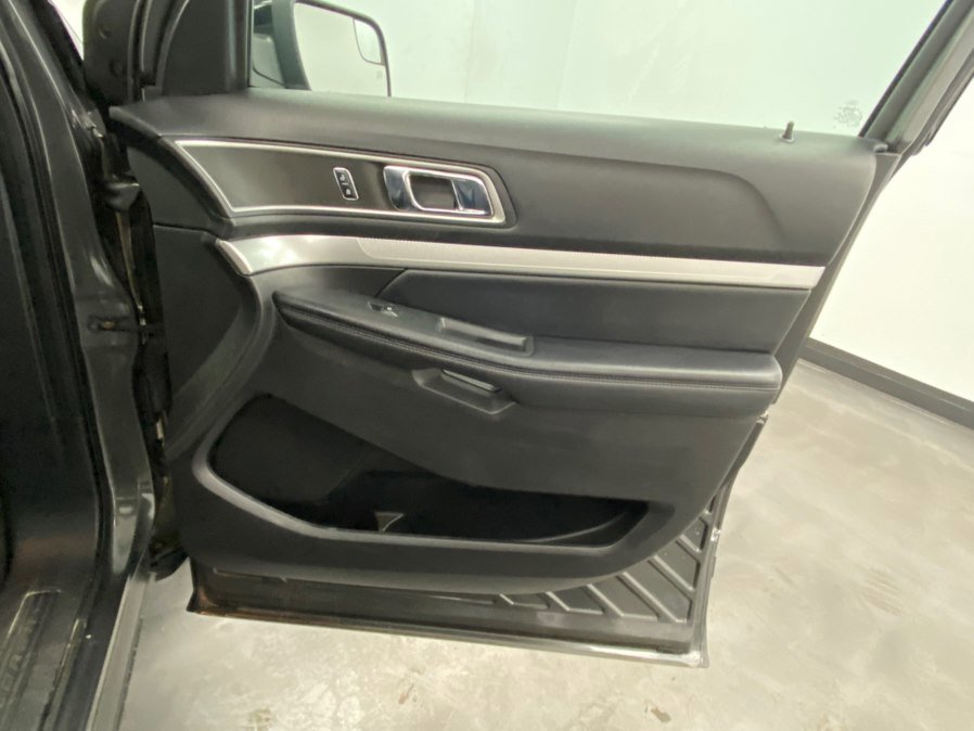 Used 2017 Ford Explorer XLT w/ Equipment Group 202A AWD/4WD image 43
