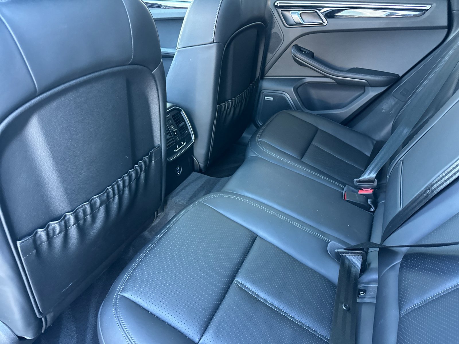 Certified 2024 Porsche Macan AWD/4WD image 18