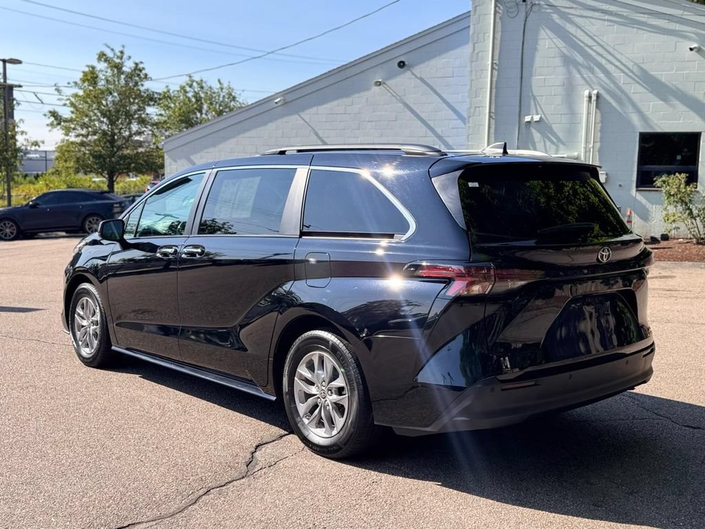 Used 2023 Toyota Sienna XLE FWD image 4