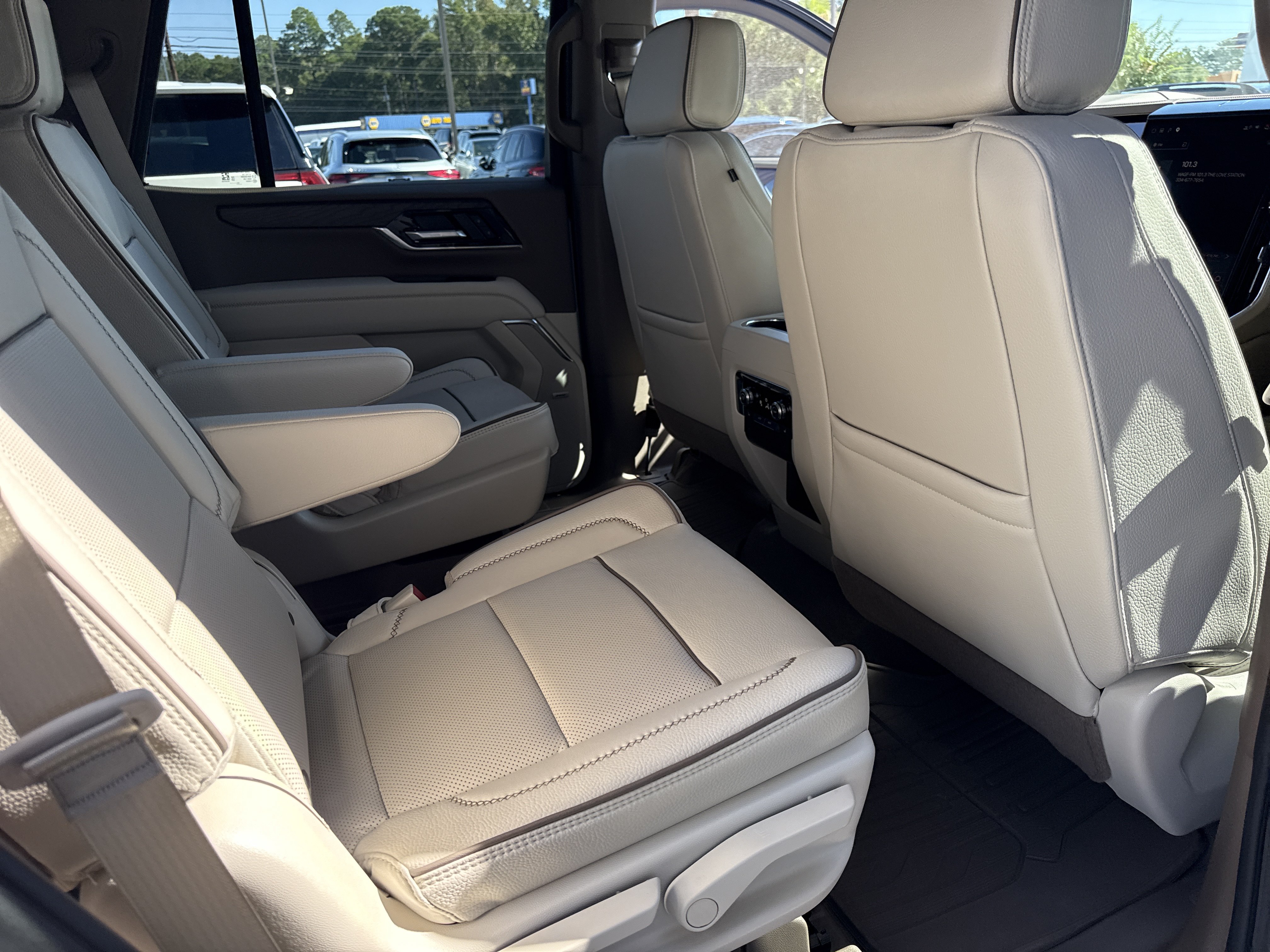 Used 2025 GMC Yukon Denali w/ Sun & Power Step Package AWD/4WD image 18
