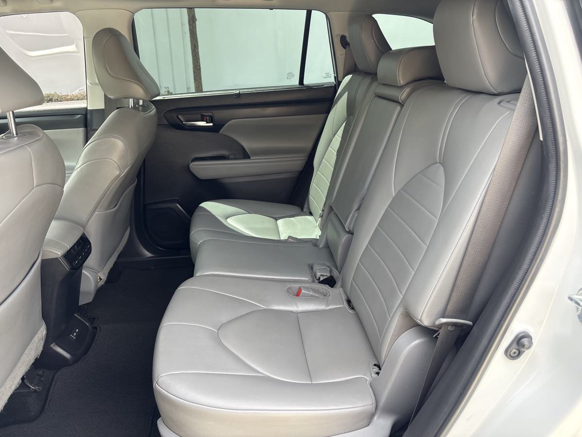 Used 2022 Toyota Highlander XLE FWD image 13