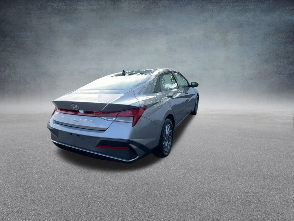 Used 2025 Hyundai Elantra Blue image 21