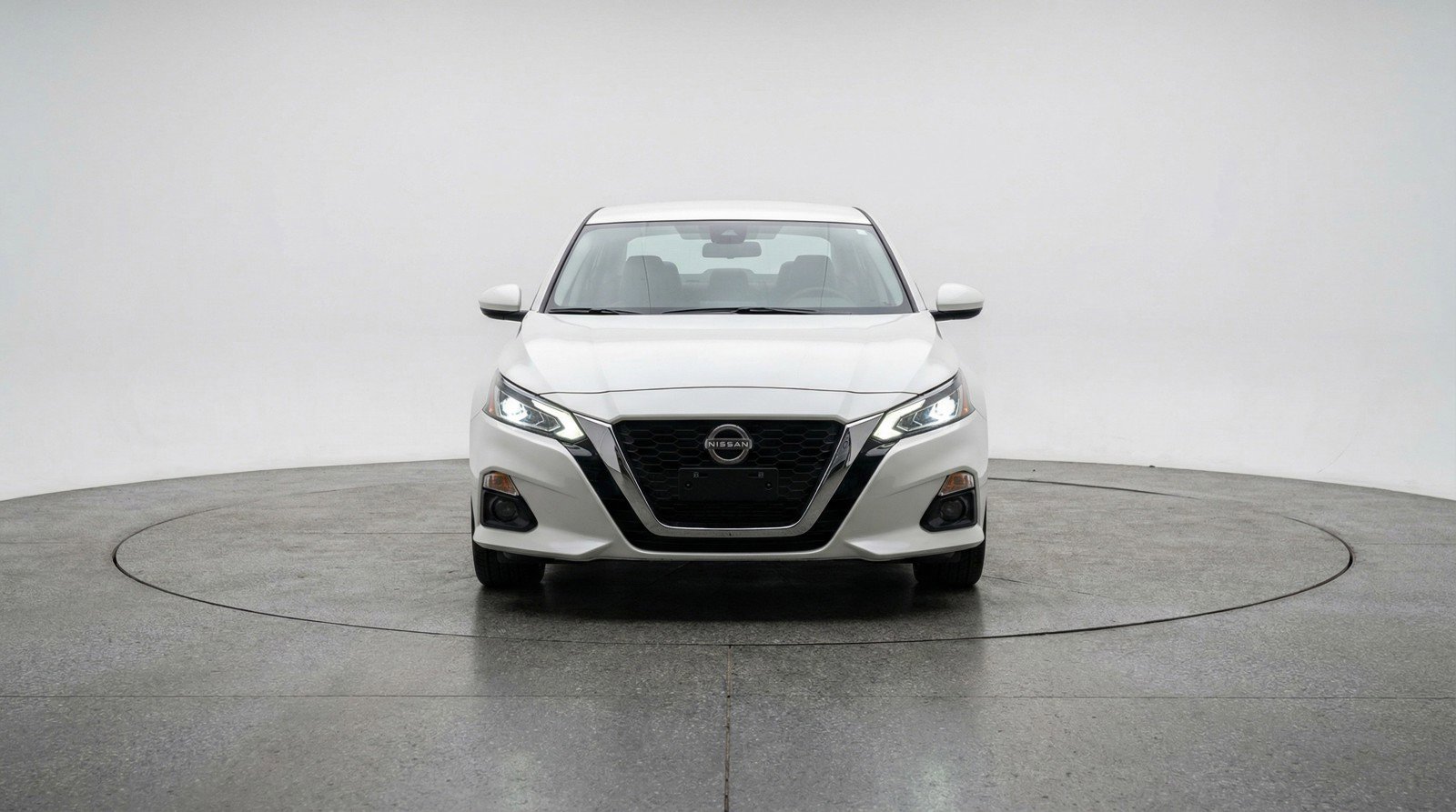 Used 2025 Nissan Altima 2.5 SV FWD image 2