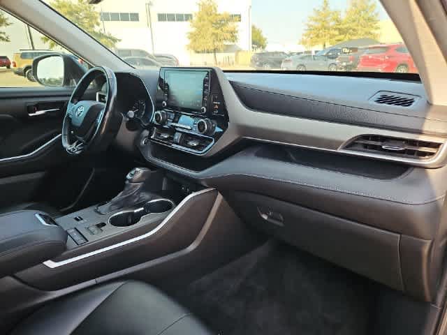Used 2021 Toyota Highlander XLE FWD image 21