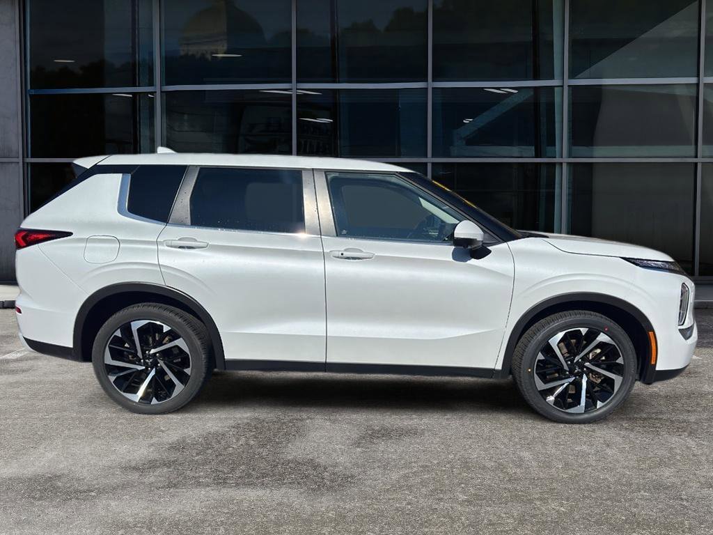 Used 2023 Mitsubishi Outlander SE image 4
