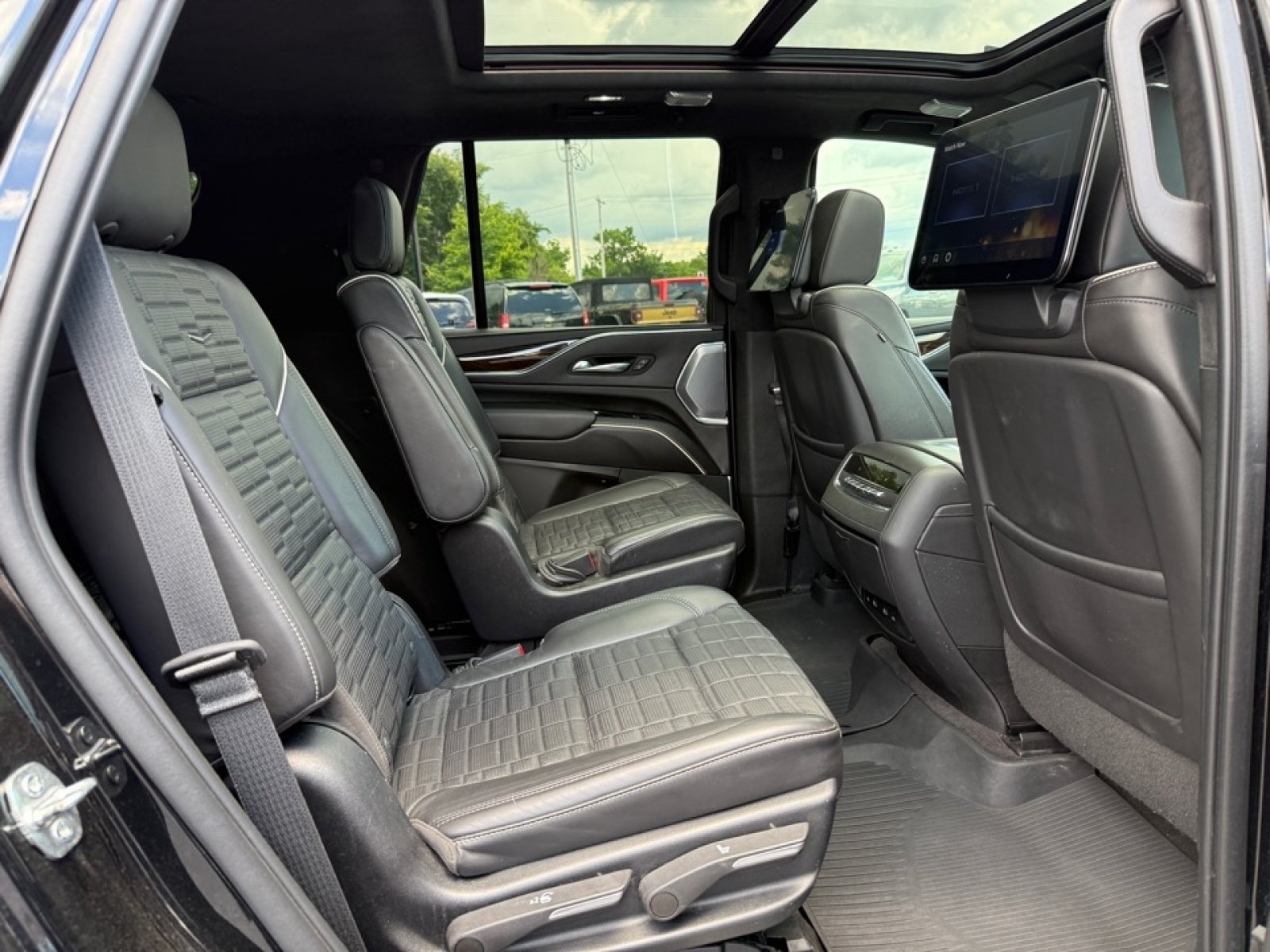 Used 2022 Cadillac Escalade Sport Platinum w/ LPO, ONYX Package AWD/4WD image 28