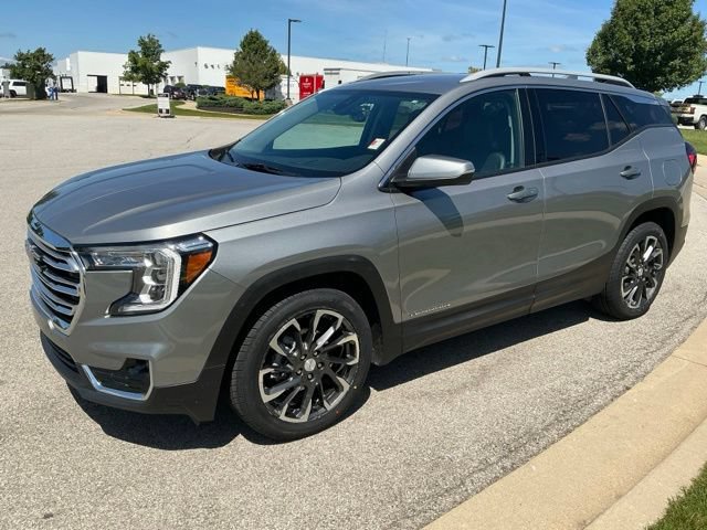 Used 2023 GMC Terrain SLT w/ Infotainment Package II FWD image 3