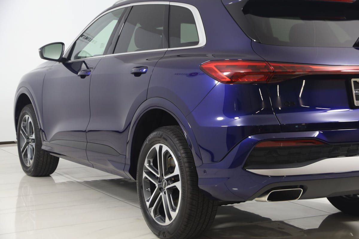Used 2025 Audi Q5 Premium w/ Convenience Package AWD/4WD image 23