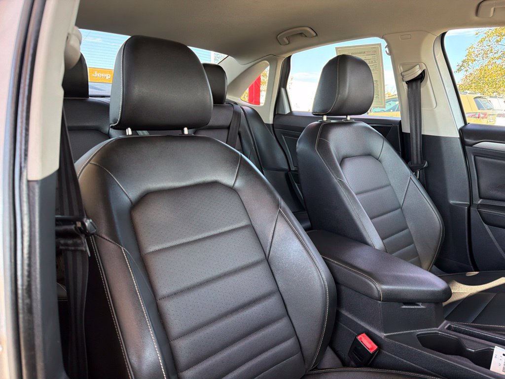 Used 2024 Volkswagen Jetta SE FWD image 31