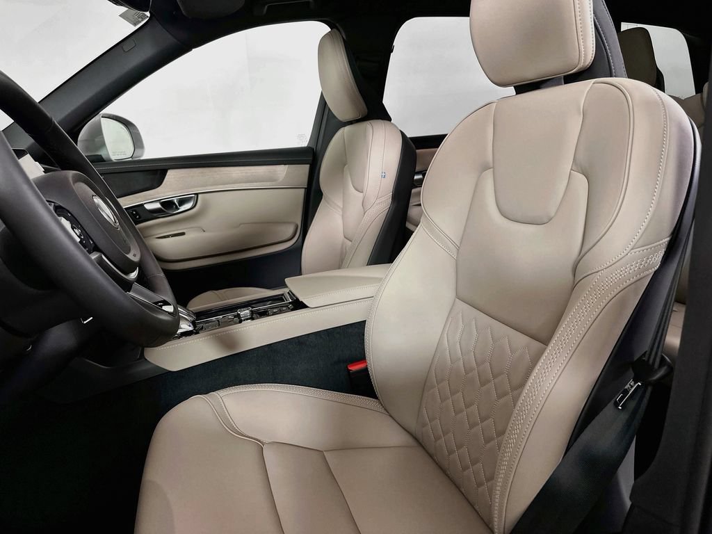 Used 2026 Volvo XC90 B6 Plus w/ Protection Package Premier AWD/4WD image 8