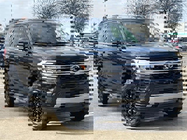 Used 2022 Ford Expedition XLT image 2