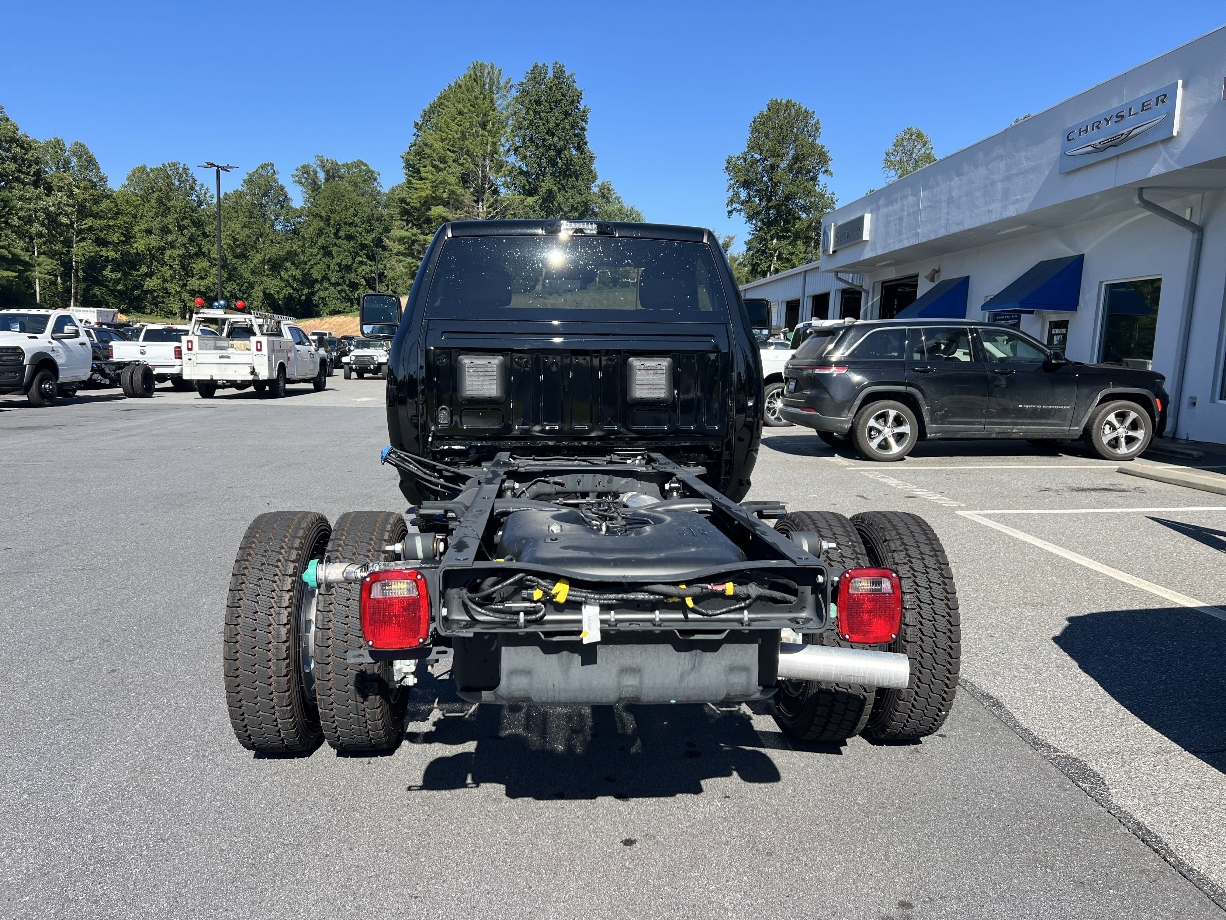 Used 2025 RAM 5500 4x4 Regular Cab image 2