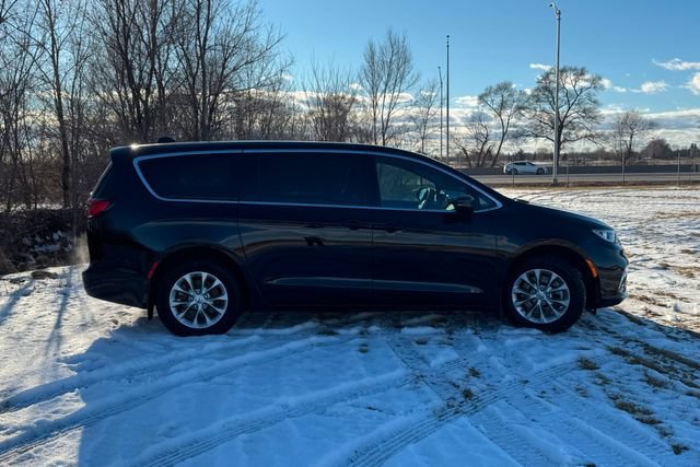 Used 2025 Chrysler Pacifica Select AWD/4WD image 6