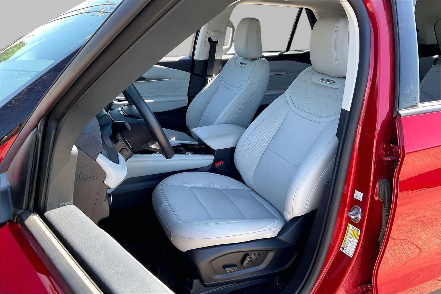 Used 2025 Ford Explorer Platinum w/ Ultimate Package AWD/4WD image 8
