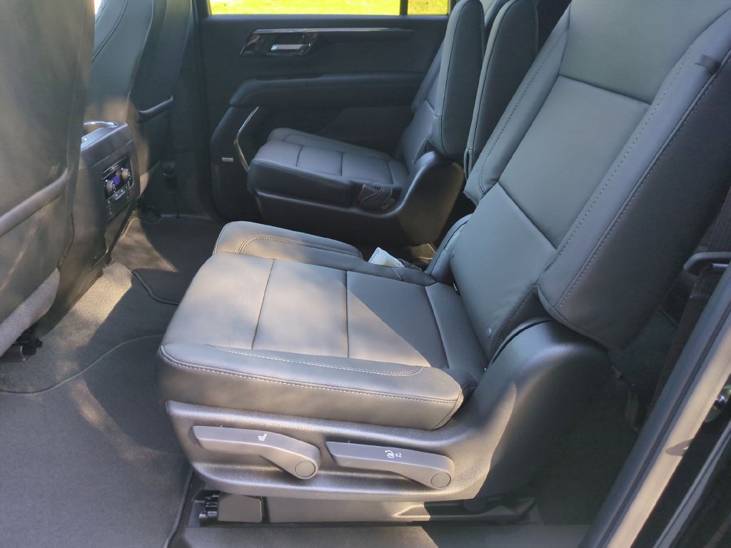 New 2027 Chevrolet Suburban Z71 w/ Comfort Package AWD/4WD image 32