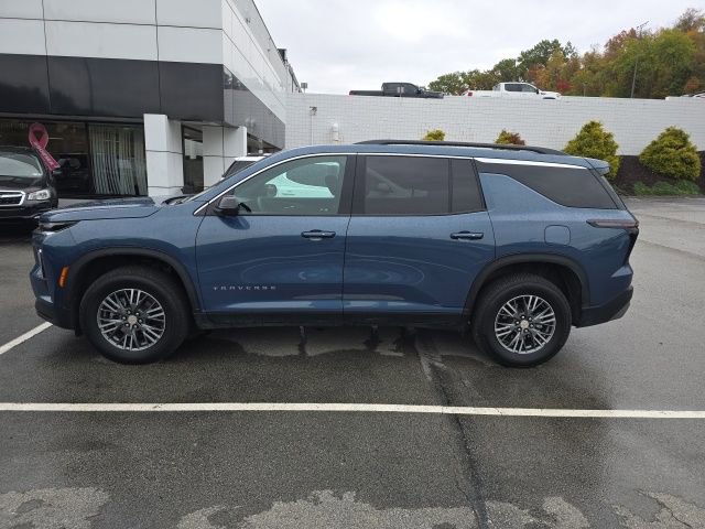 Used 2025 Chevrolet Traverse LT image 2