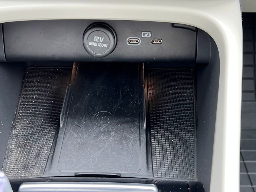 Used 2023 Volvo XC40 B4 Plus image 29