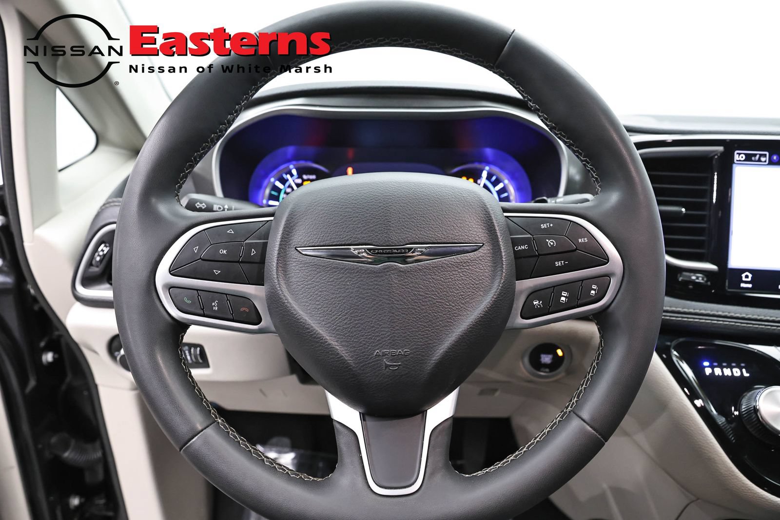 Used 2023 Chrysler Pacifica Touring-L FWD image 10