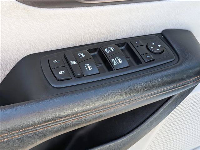 Used 2017 Chrysler Pacifica Touring-L FWD image 12