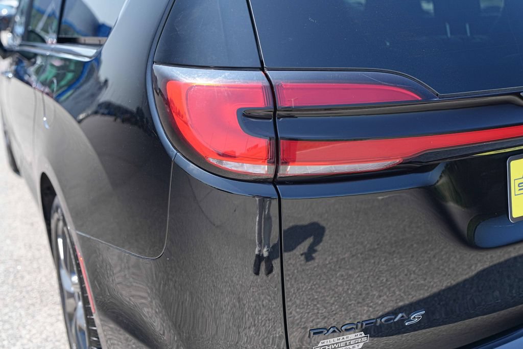 Used 2025 Chrysler Pacifica Limited FWD image 9