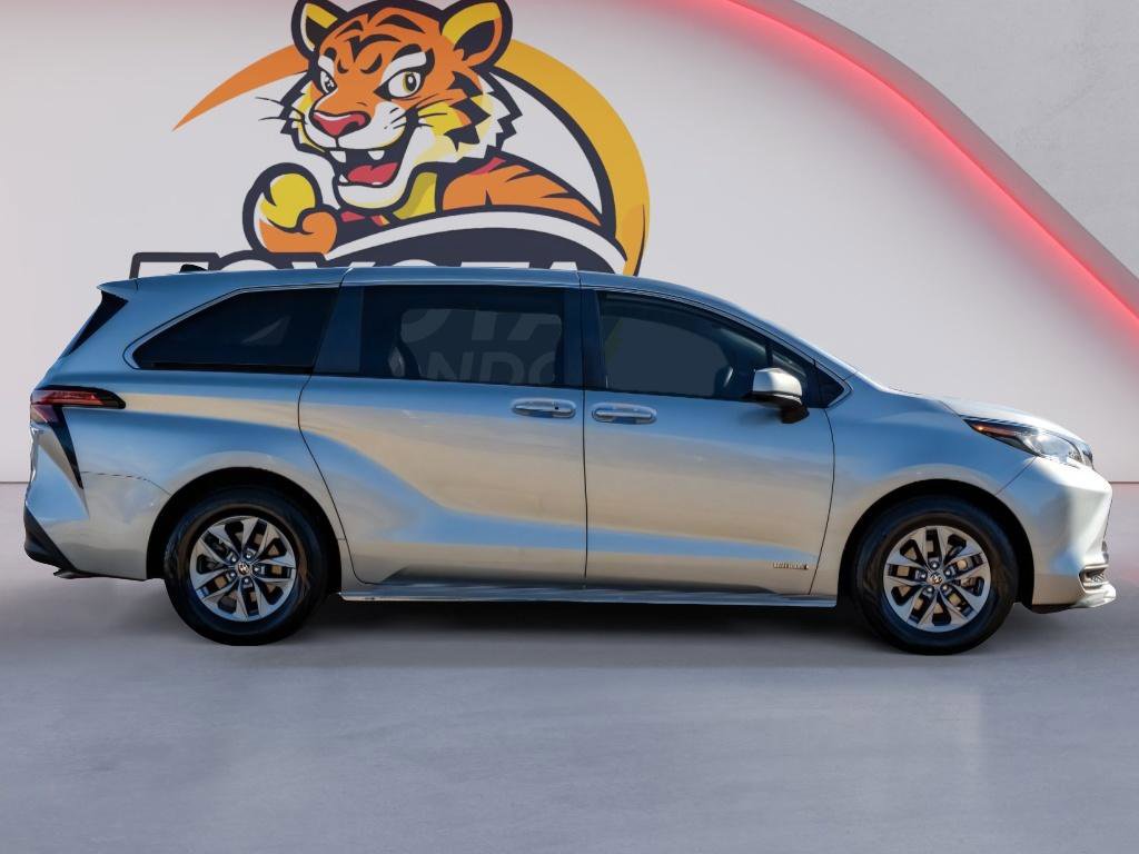 Used 2021 Toyota Sienna LE image 4
