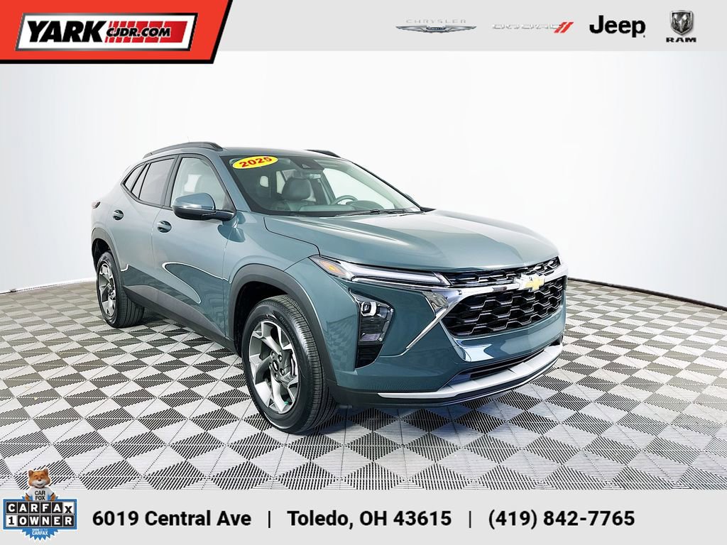Used 2025 Chevrolet Trax LT FWD image 1