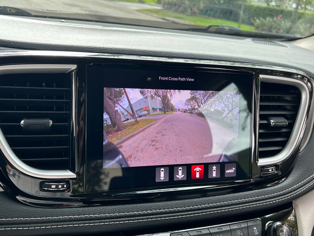 Certified 2022 Chrysler Pacifica Touring-L image 23