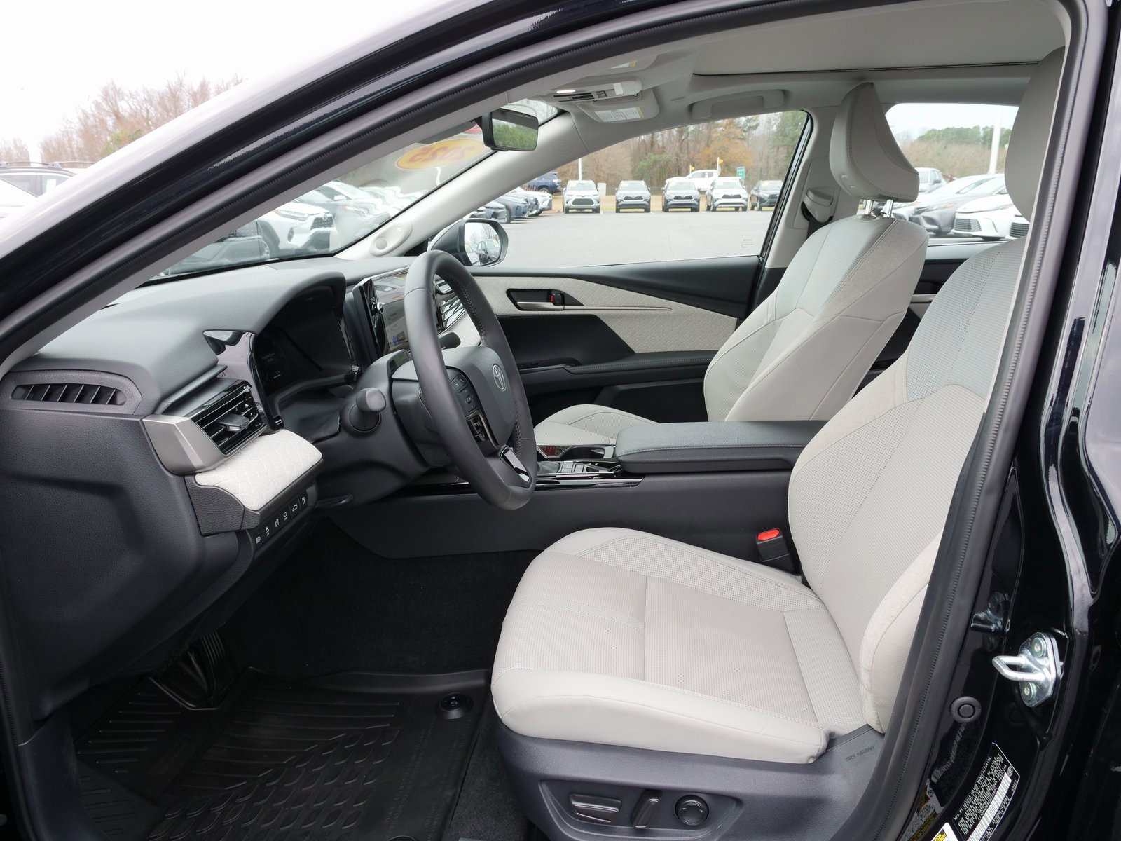 Used 2025 Toyota Camry XLE image 17