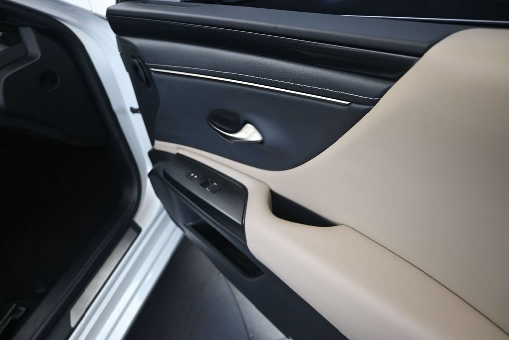 Certified 2021 Lexus ES 300h w/ Accessory Package FWD image 23