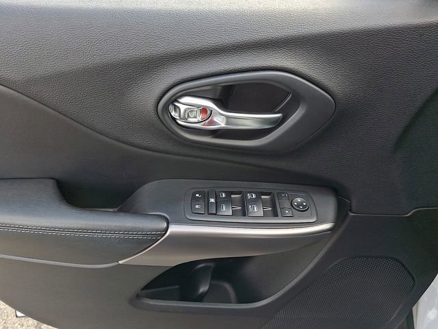 Used 2019 Jeep Cherokee Latitude Plus w/ Comfort/Convenience Group image 12