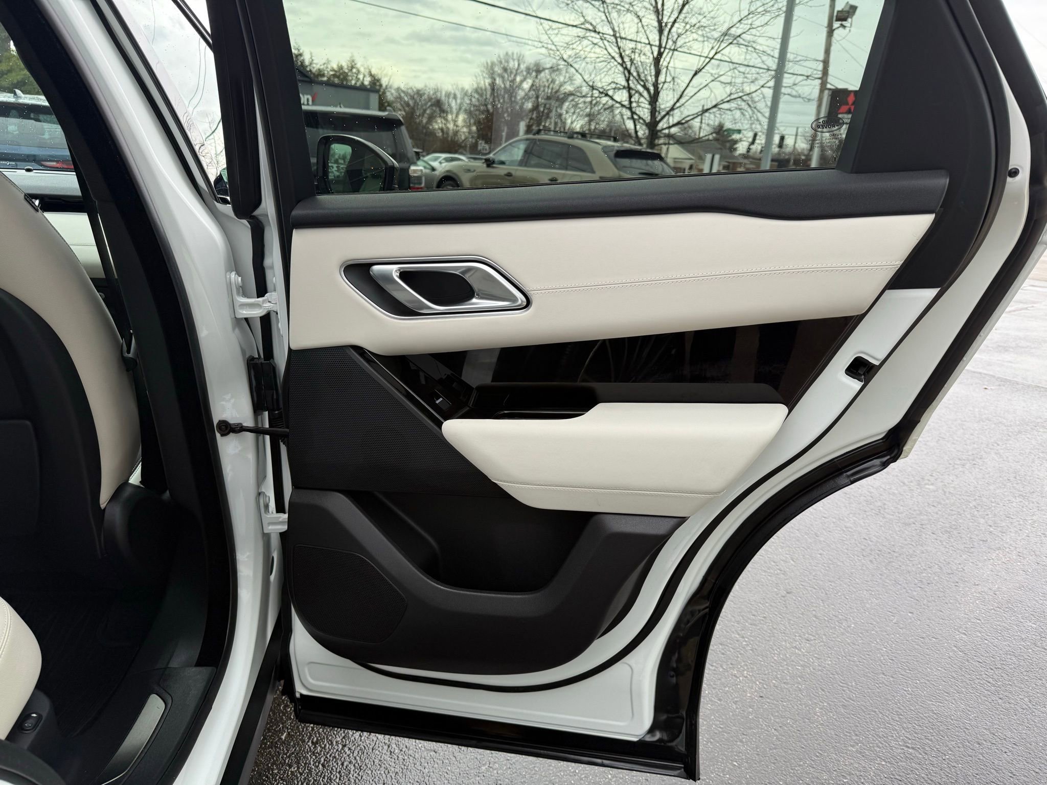 Used 2023 Land Rover Range Rover Velar R-Dynamic S image 31